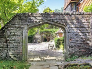 Property grounds - 6 bedroom accommodation in East Grinstead (East Grinstead)