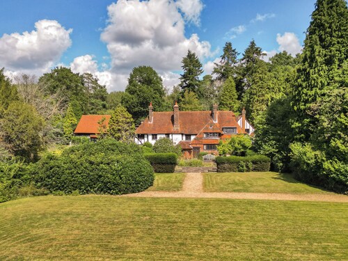 6 bedroom accommodation in East Grinstead