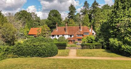 6 bedroom accommodation in East Grinstead
