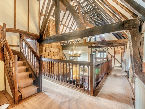 6 bedroom accommodation in East Grinstead