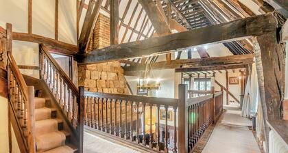 6 bedroom accommodation in East Grinstead