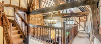 6 bedroom accommodation in East Grinstead