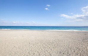 Una spiaggia nelle vicinanze, pesca