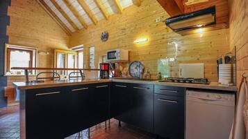 Mikrobølgeovn, ovn, oppvaskmaskin og høy barnestol