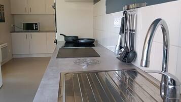 Een microgolfoven, een oven, een vaatwasser