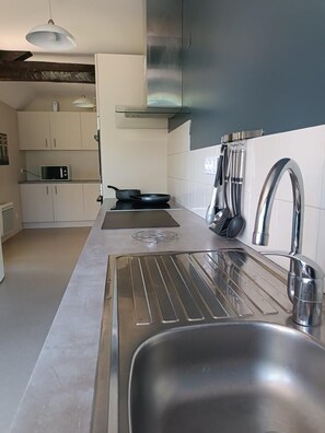 Een magnetron, een oven, een vaatwasser