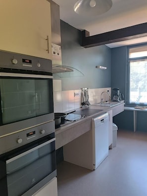 Een microgolfoven, een oven, een vaatwasser