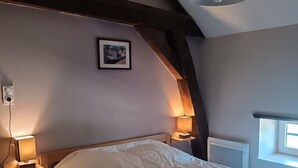 A bedroom with a large bed, two bedside lamps, a picture on the wall, and a window. - La Maison Eclusière - Genelard (GENELARD)