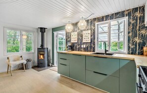 Kjøleskap, kokeplater, oppvaskmaskin og kaffetrakter/tekoker