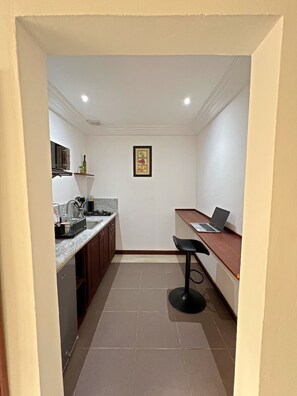 Private kitchen - Peaceful Escape! Huge studio Apartment in Adenta, Ghana (Adenta Municipality)