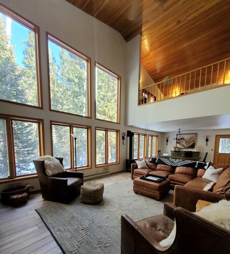Creekside Cabin on Independence Pass between Twin Lakes and Aspen, Cozy + Nature