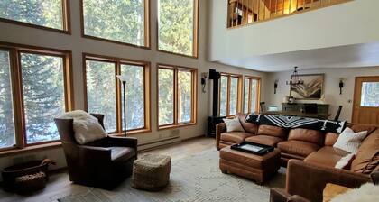 Creekside Cabin on Independence Pass between Twin Lakes and Aspen, Cozy + Nature