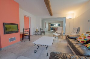 Fernseher, Kamin, Tischtennisplatte