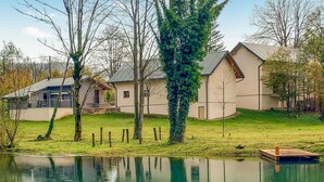 Propiedad frente al lago con casa, muelle y área cercada.