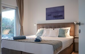 3 bedrooms, in-room safe, iron/ironing board, travel cot