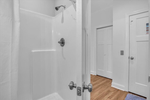 Combinazione doccia/vasca, asciugacapelli, asciugamani