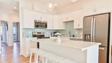 Een koelkast, een magnetron, een oven, een kookplaat