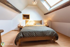 Iron/ironing board, travel crib, free WiFi, bed sheets