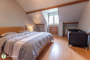 Iron/ironing board, travel crib, free WiFi, bed sheets
