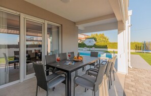 Outdoor dining - Cozy home in Vrsi with sauna (Vrsi)