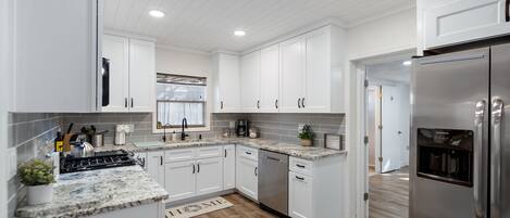 Een koelkast, een microgolfoven, een oven, een kookplaat