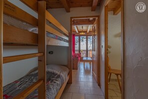 2 室のベッドルーム、アイロン / アイロン台、旅行用ベビーベッド、WiFi (無料)