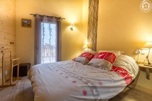 3 habitaciones, tabla de planchar con plancha y cuna de viaje 