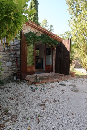 Property grounds - Beautiful hidden gem with stunning views and shared pool in the heart of Umbrië (Umbria)
