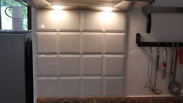 Ofen, Herdplatte, Wasserkocher mit Kaffee-/Teezubehör, Wasserkocher