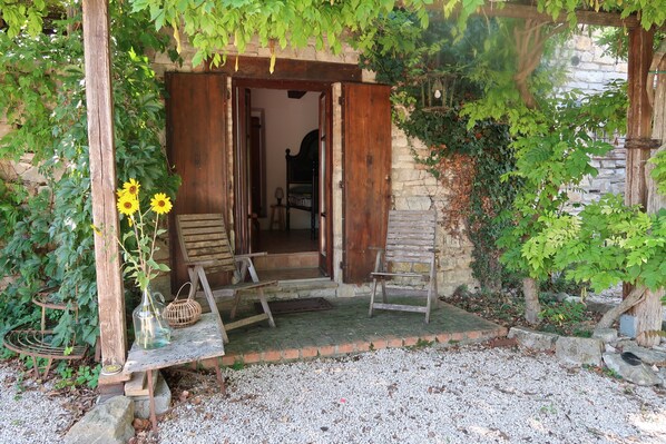 Terrace/patio - Beautiful hidden gem with stunning views and shared pool in the heart of Umbrië (Umbria)