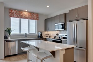 冷蔵庫、電子レンジ、オーブン、コンロ