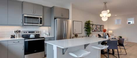 Réfrigérateur, four à micro-ondes, un four, surface de cuisson