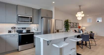 Spacious Modern Home With King Bed & Office