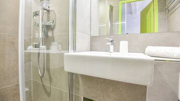 Douche, articles de toilette gratuits, sèche-cheveux