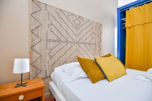 Tabla de planchar con plancha, wifi y ropa de cama 
