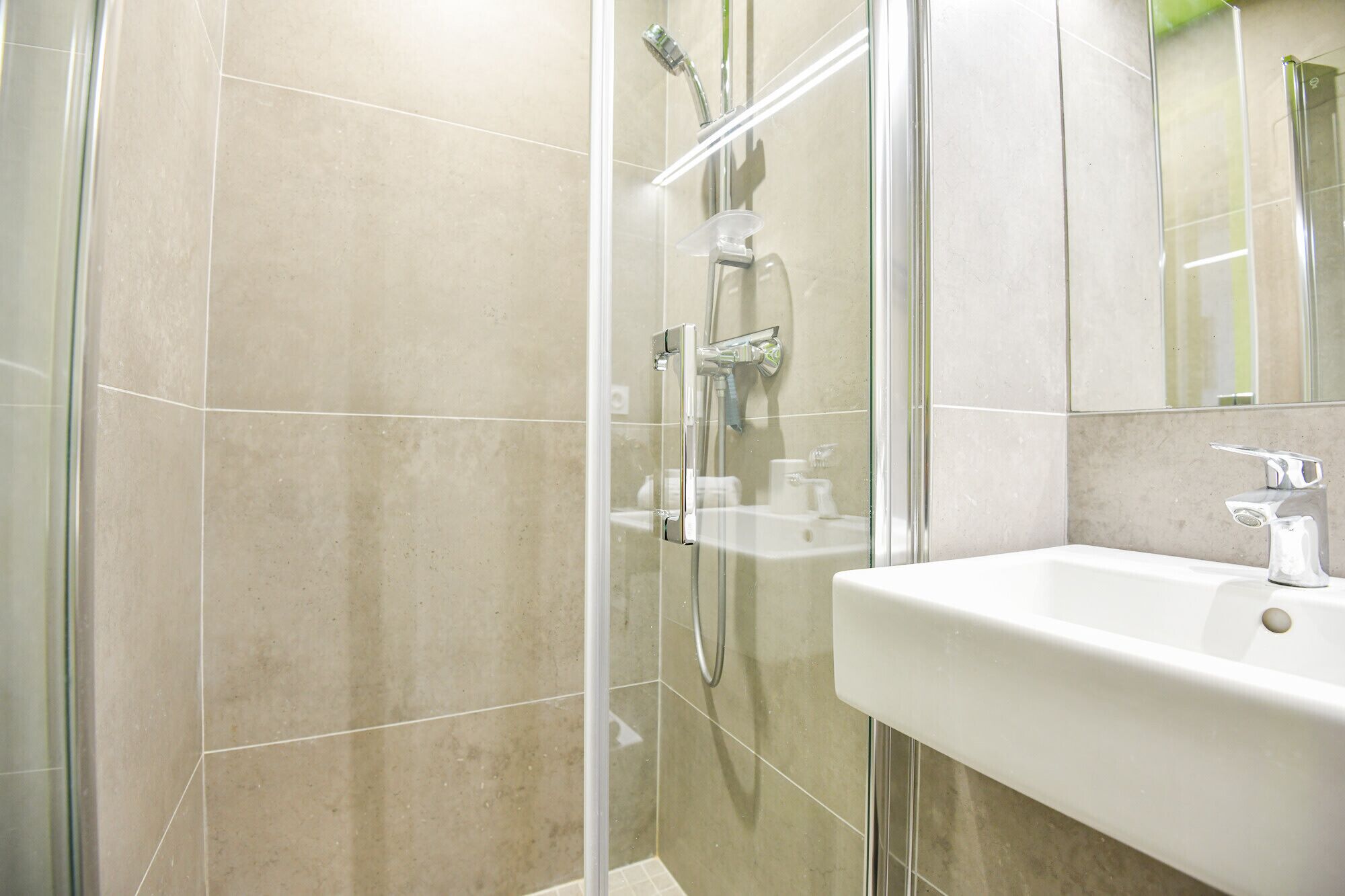 Een douche, gratis toiletartikelen, een haardroger, handdoeken