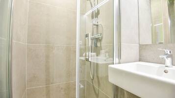 Een douche, gratis toiletartikelen, een haardroger, handdoeken