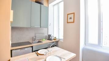 Réfrigérateur, micro-ondes, plaque de cuisson, cafetière/bouilloire