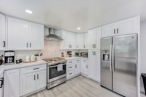 Fridge, microwave, oven, stovetop - 493-Grandeur Home, AC & Patio near Meta & Stanford (Menlo Park)