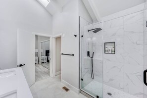 Dusche, Haartrockner, Handtücher, Shampoo