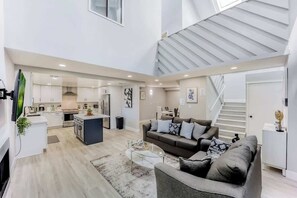 Smart-TV, Kamin, Arbeitsbereiche