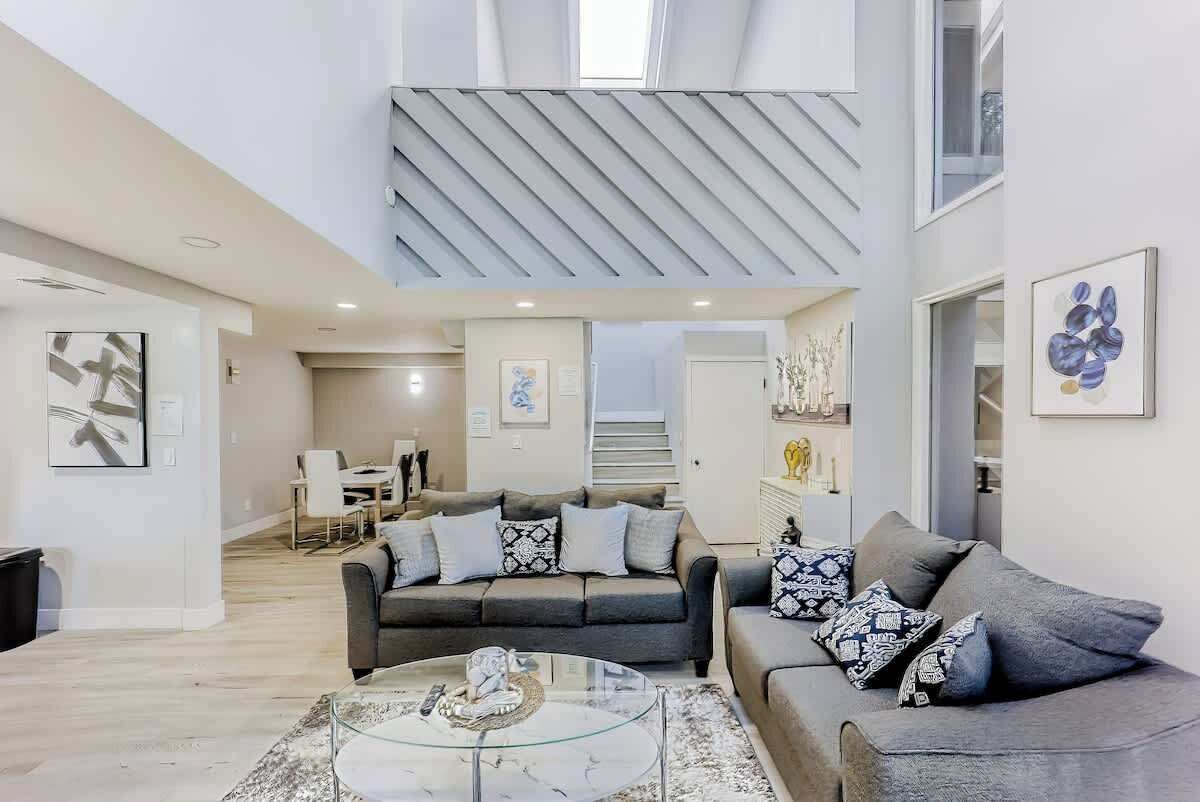 Smart TV, chimenea y oficina 