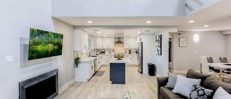 TV connectée, cheminée, espaces bureaux