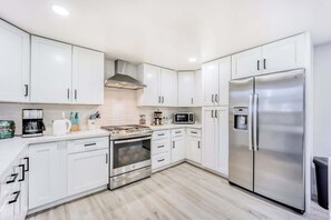 Fridge, microwave, oven, stovetop - 491-Luxury Home w/ AC & Patio near Meta & Stanford (Menlo Park)