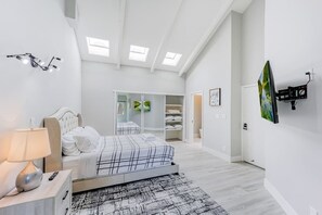 4 bedrooms, iron/ironing board, free WiFi, bed sheets - 491-Luxury Home w/ AC & Patio near Meta & Stanford (Menlo Park)