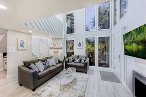 Smart TV, fireplace, offices - 491-Luxury Home w/ AC & Patio near Meta & Stanford (Menlo Park)