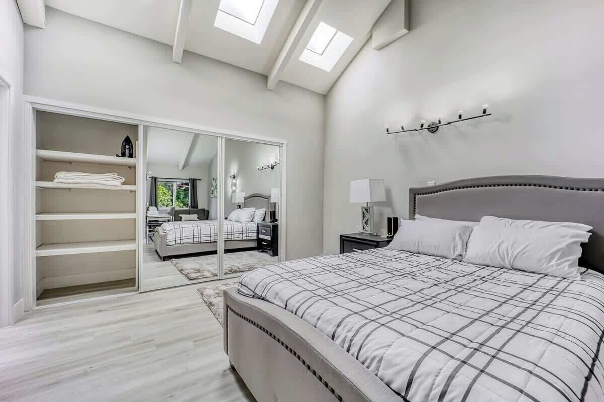 4 bedrooms, iron/ironing board, free WiFi, bed sheets