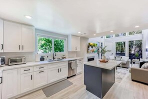 Refrigerador, microondas, horno y parrilla de estufa 