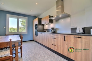 Geladeira, micro-ondas, cooktop, lava-louças