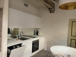 Kjøleskap, ovn, kokeplater og oppvaskmaskin